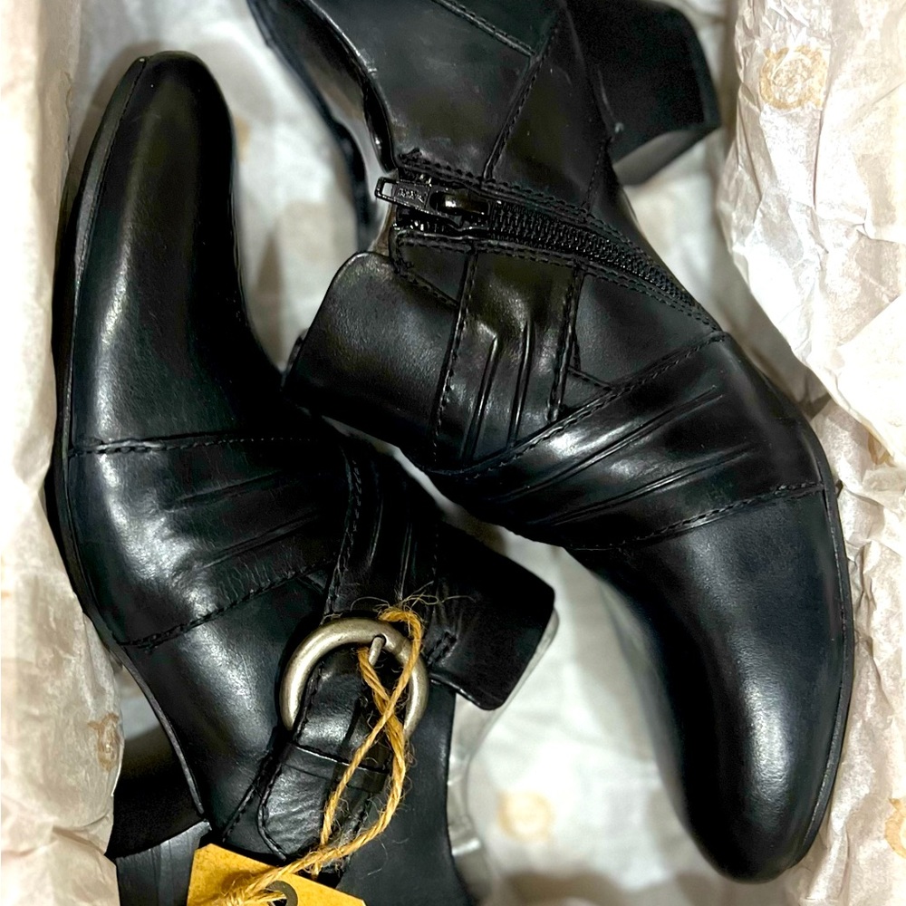 Born Nova Women’s Black Leather Bootie